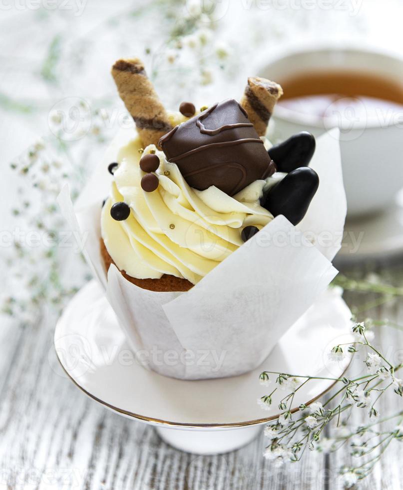 Cupcakes de chocolate sobre fondo blanco de madera foto