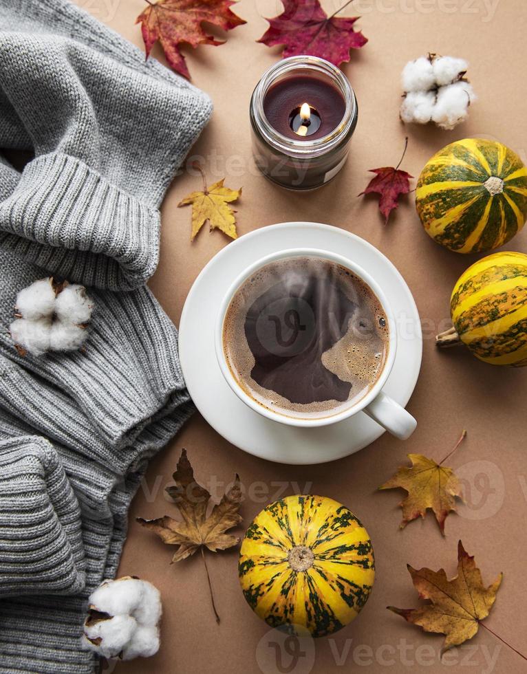 hermosa y romántica composición de otoño con taza de café foto