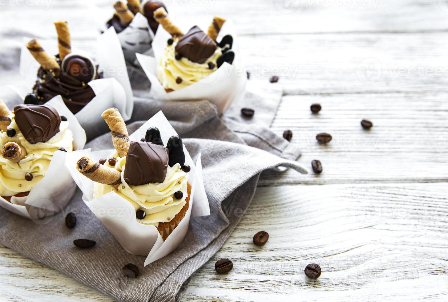 Cupcakes de chocolate sobre fondo blanco de madera foto
