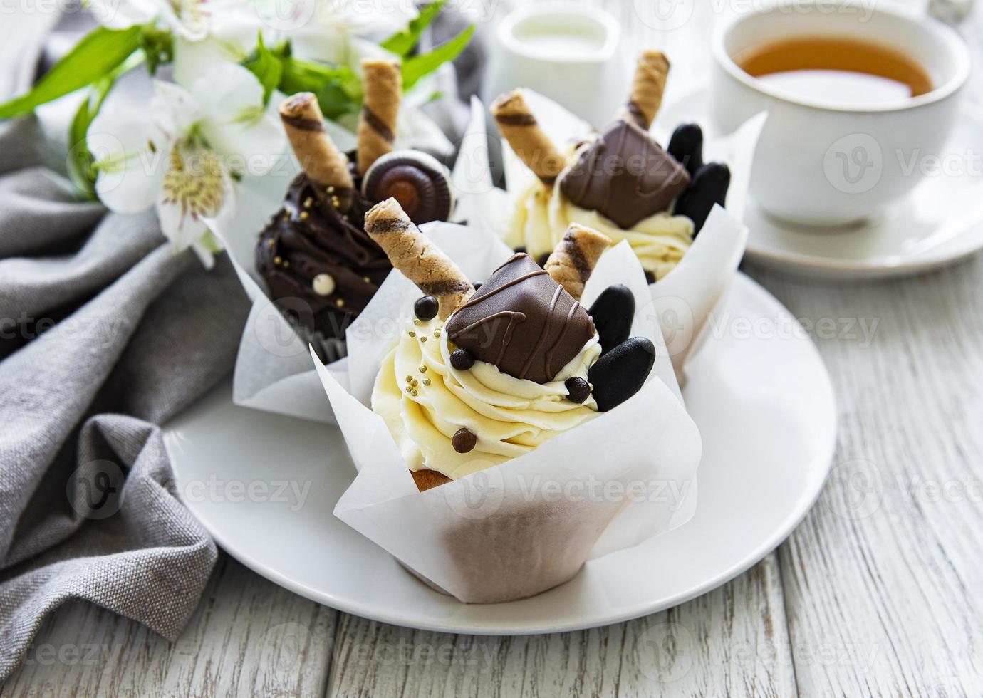 cupcakes de chocolate y taza de té foto