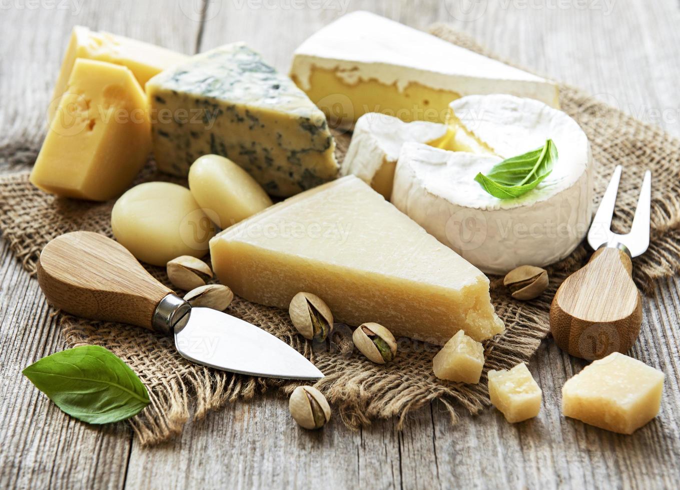diferentes tipos de queso con albahaca y nueces foto