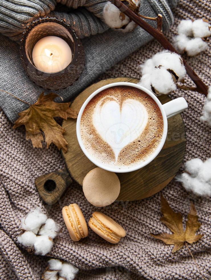 hermosa y romántica composición de otoño con taza de café foto