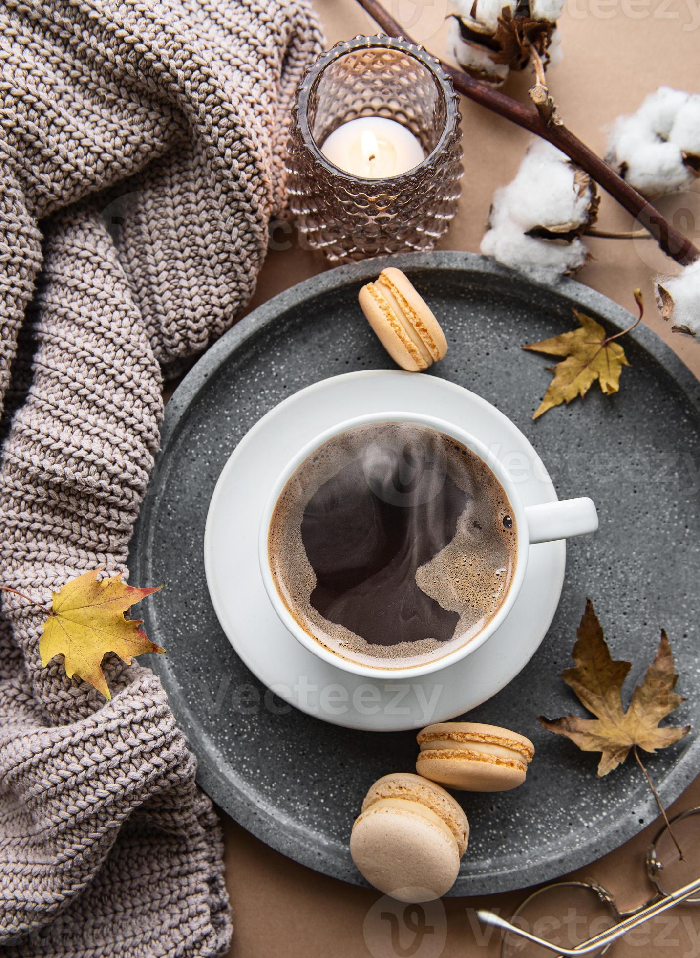 Composición Acogedora De Otoño Con Una Taza Grande De Café En La Cama.  Imagen de archivo - Imagen de espejo, taza: 252754215