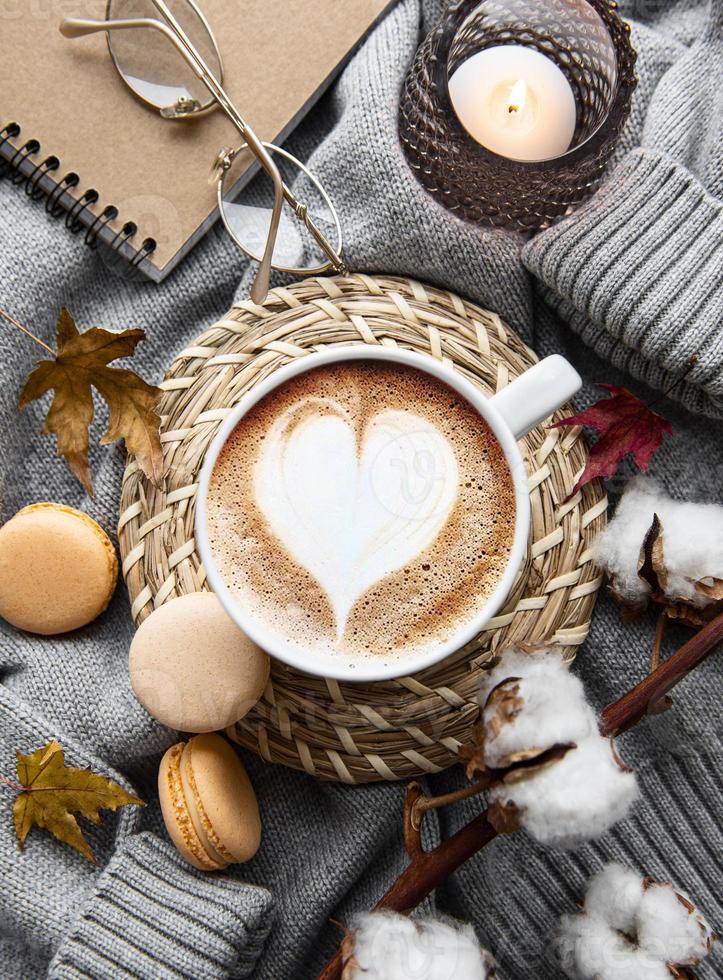 hermosa y romántica composición de otoño con taza de café foto