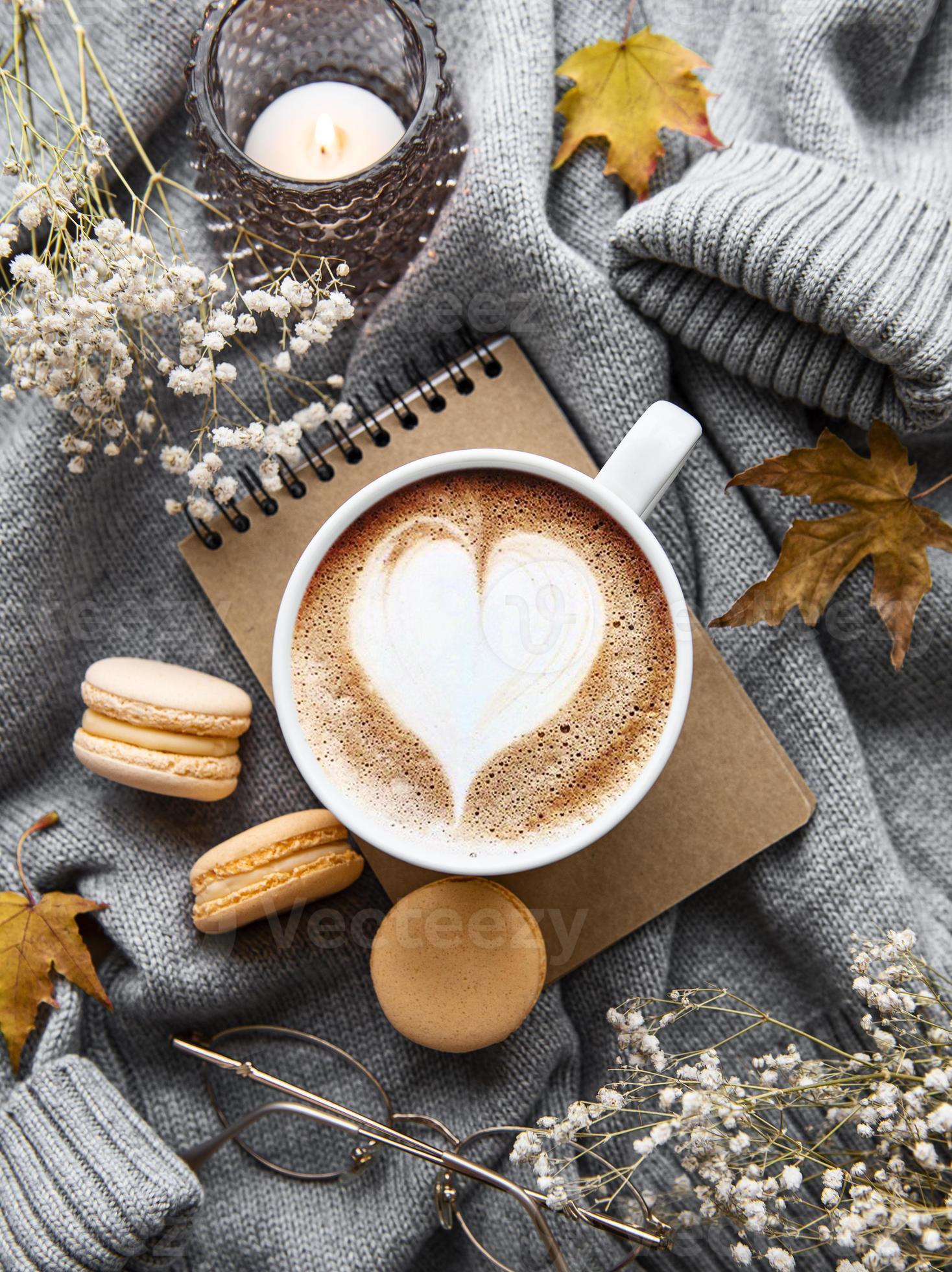 Composición Acogedora De Otoño Con Una Taza Grande De Café En La Cama.  Imagen de archivo - Imagen de espejo, taza: 252754215