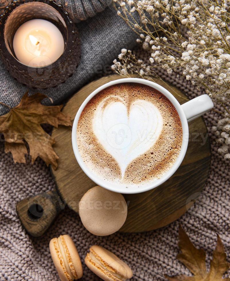 hermosa y romántica composición de otoño con taza de café foto
