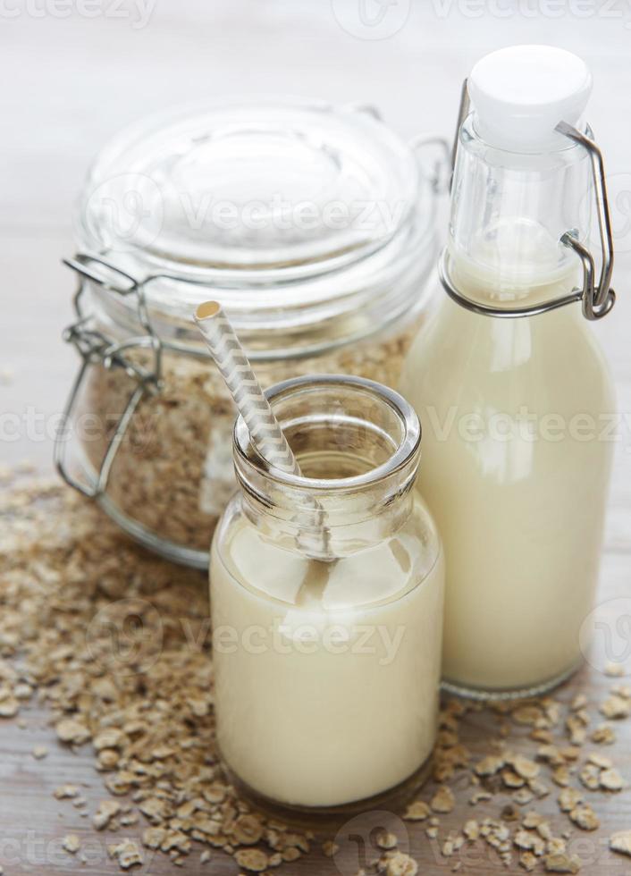 leche de avena vegana, leche alternativa no láctea foto