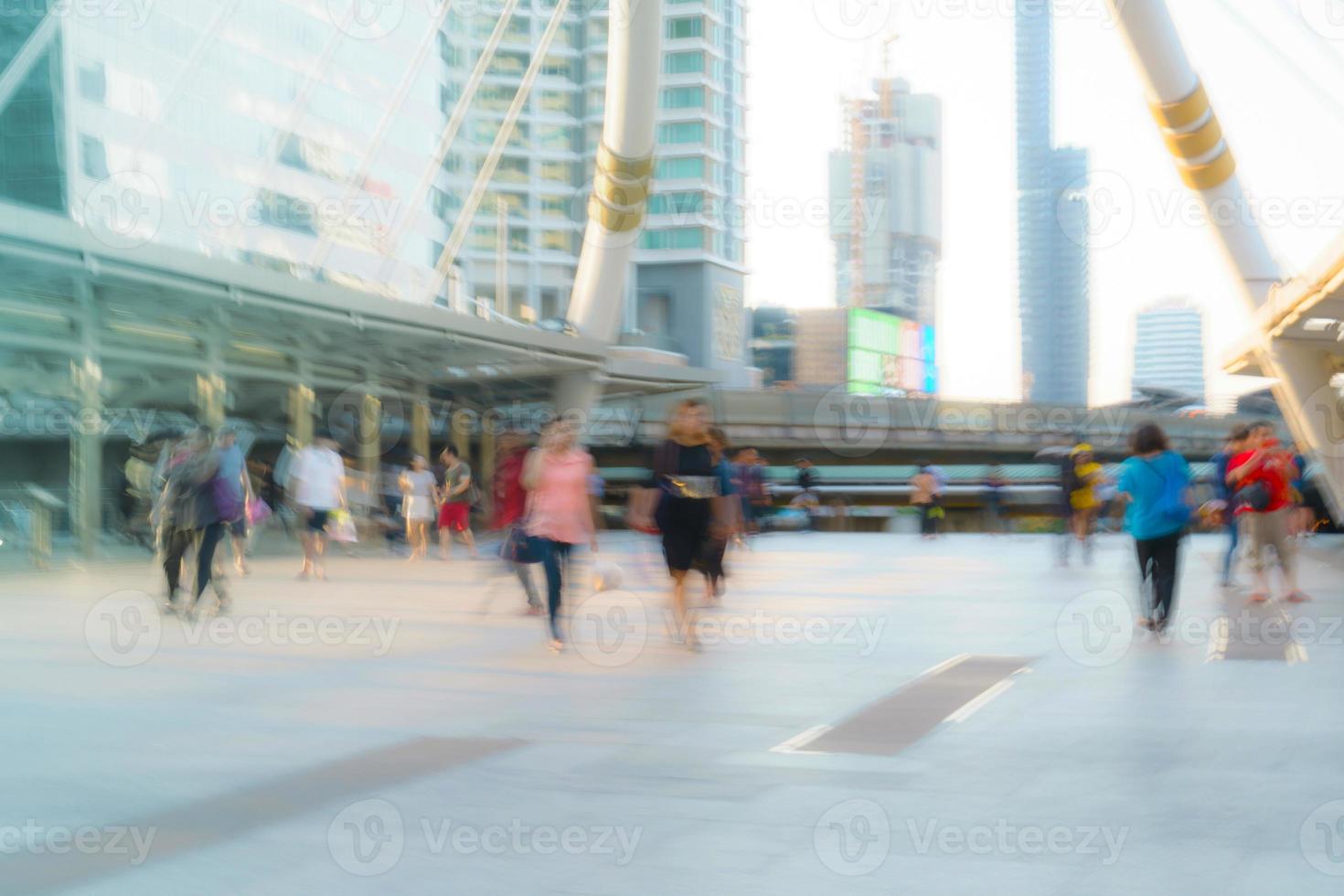 gente caminando en movimiento borroso en la ciudad foto