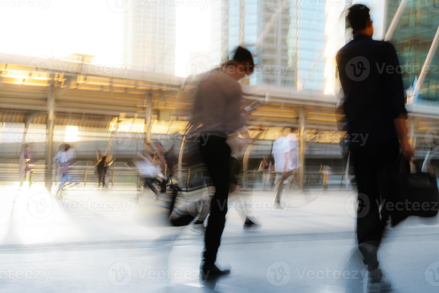 gente caminando en movimiento borroso en la ciudad foto