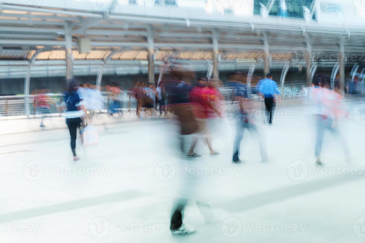 gente caminando en movimiento borroso en la ciudad foto