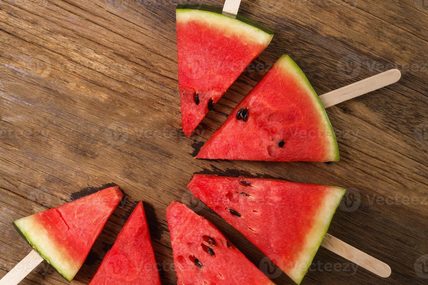 Sandía fresca sobre un fondo de madera, vista superior de alimentos foto