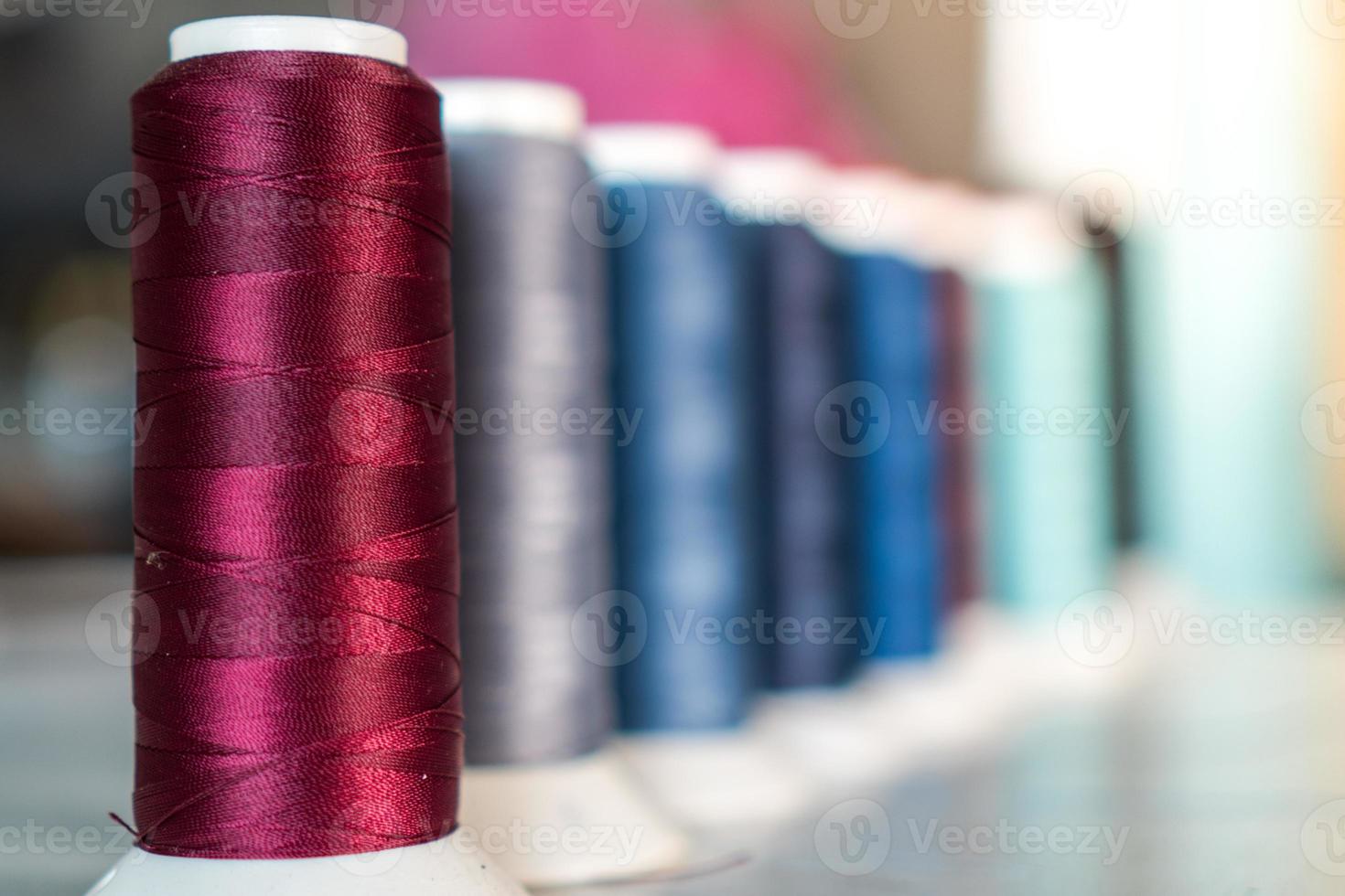 Fondo de hilos de coser multicolor foto