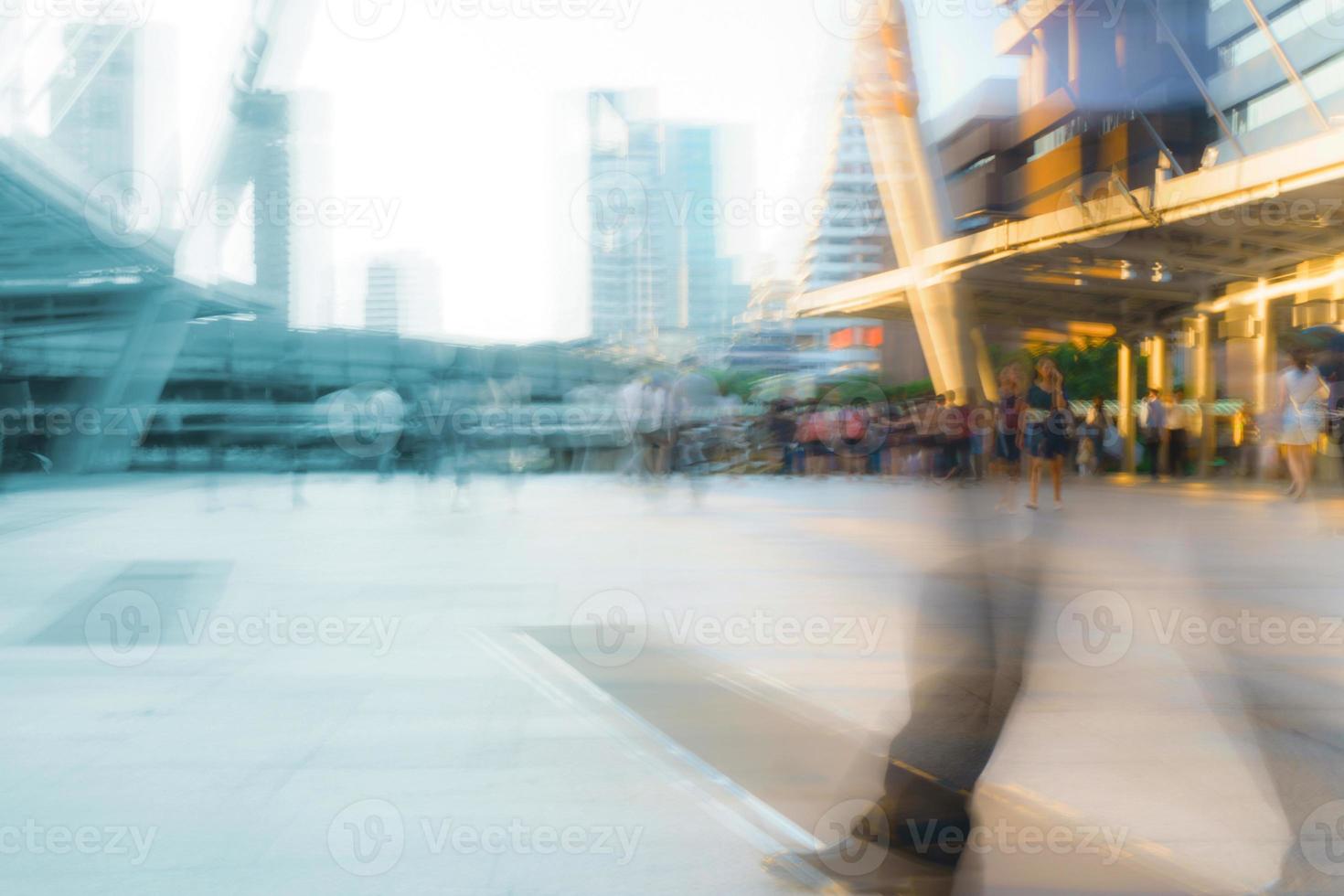 gente caminando en movimiento borroso en la ciudad foto