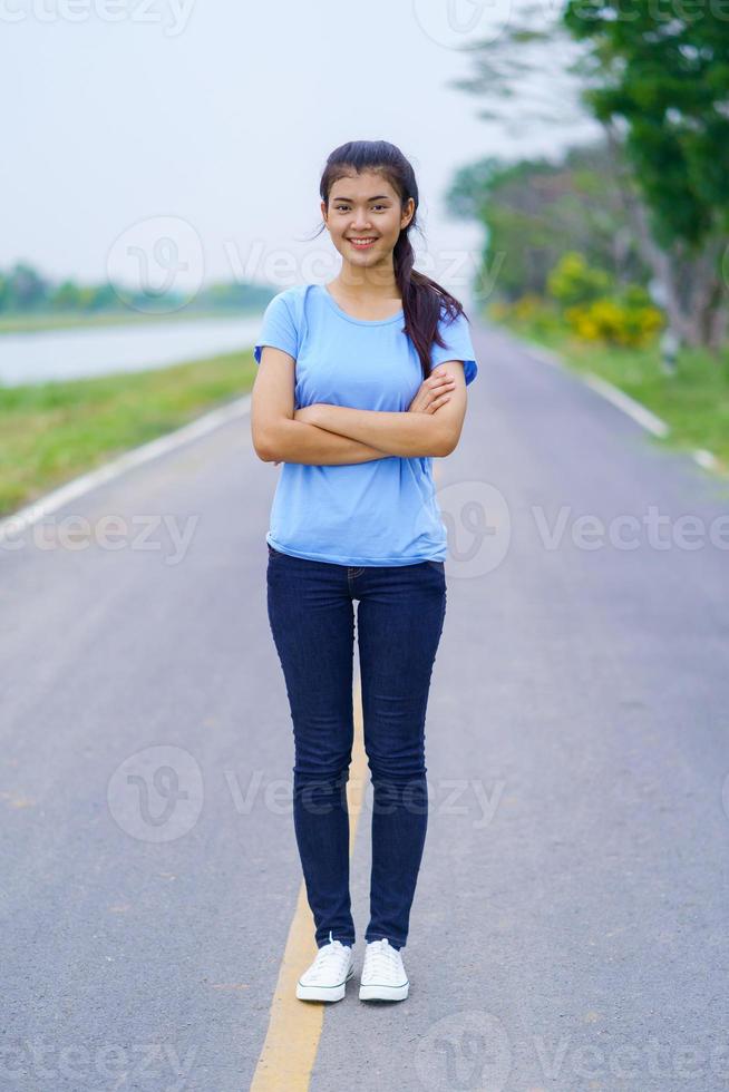 retrato, de, hermoso, niña, en, camiseta azul foto