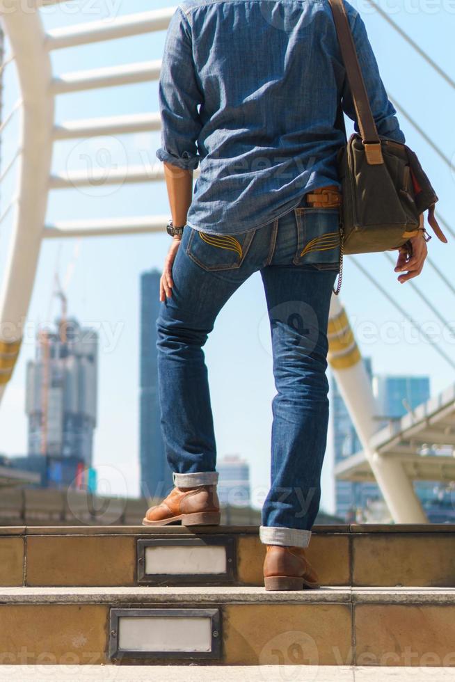 hombre caminando en la ciudad con maleta foto