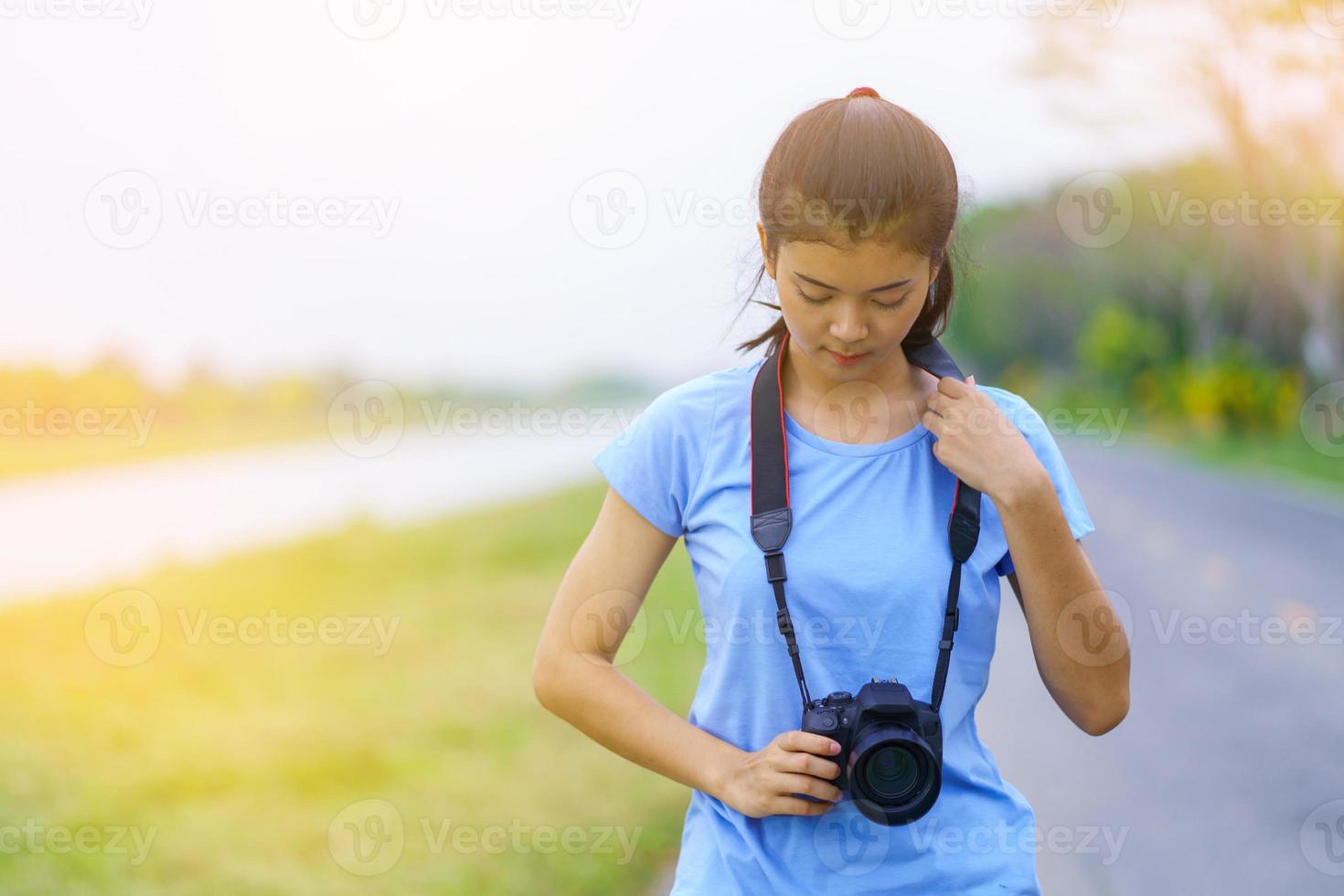 retrato, de, hermoso, niña, en, camiseta azul, y, jeans foto