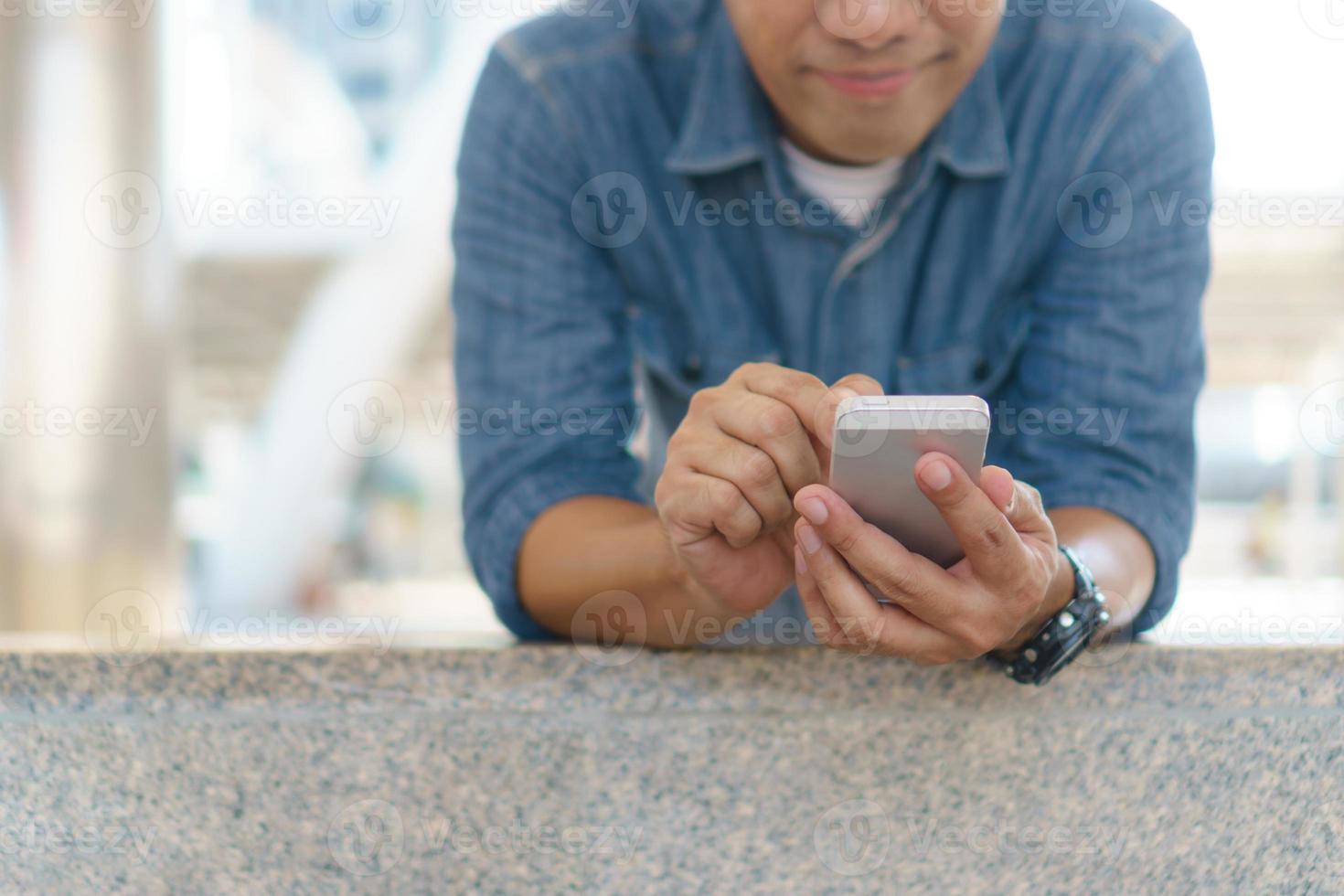 uso del teléfono móvil en la ciudad foto