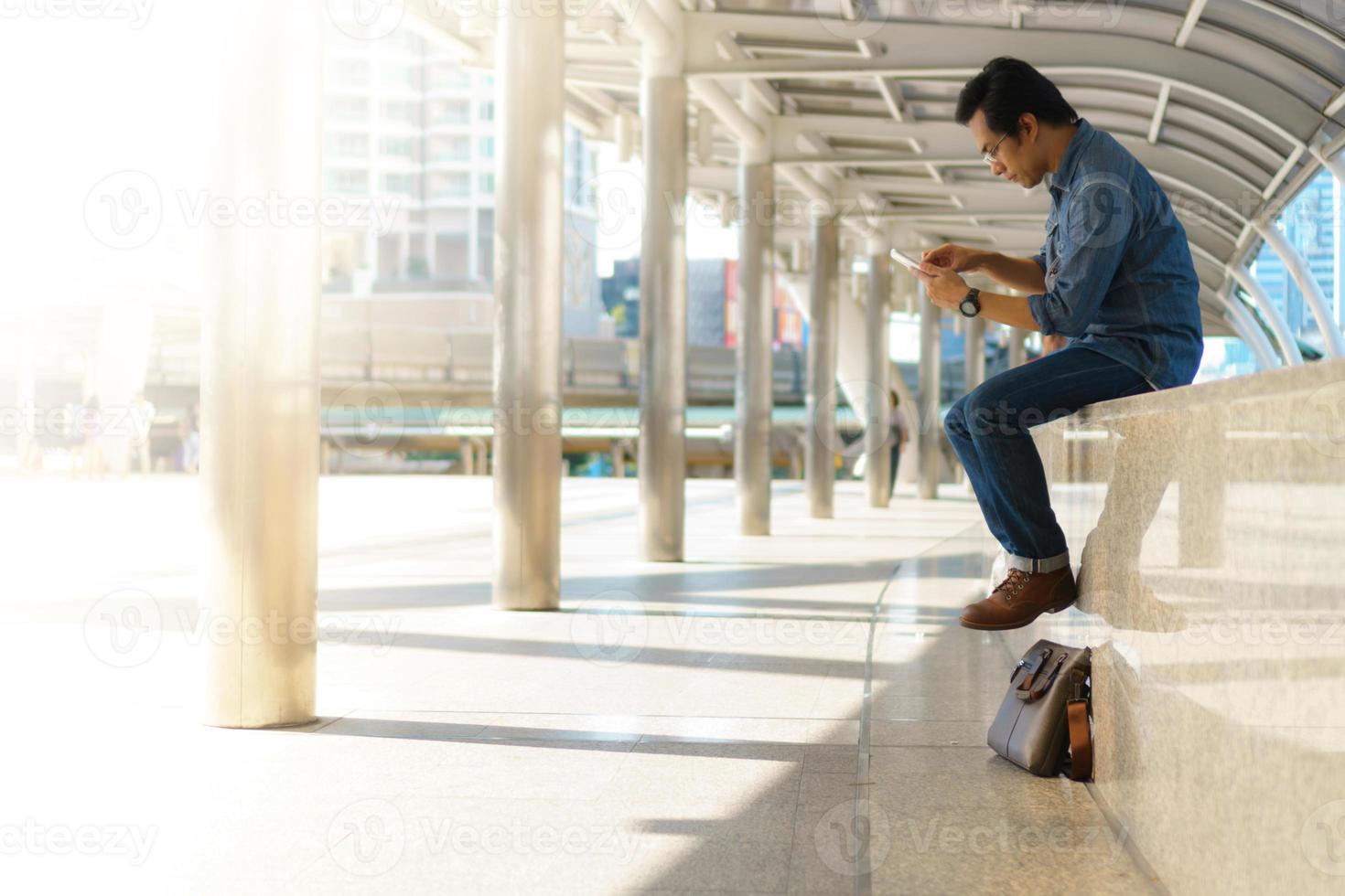 uso del hombre de la tableta en la ciudad foto