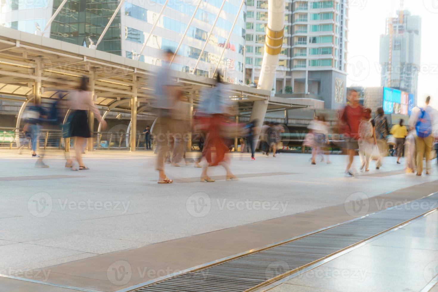 gente caminando en movimiento borroso en la ciudad foto