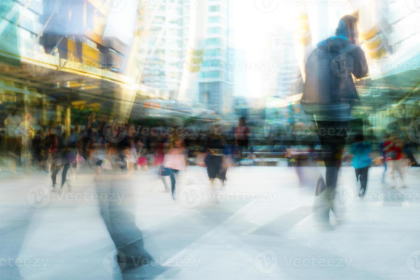 gente caminando en movimiento borroso en la ciudad foto