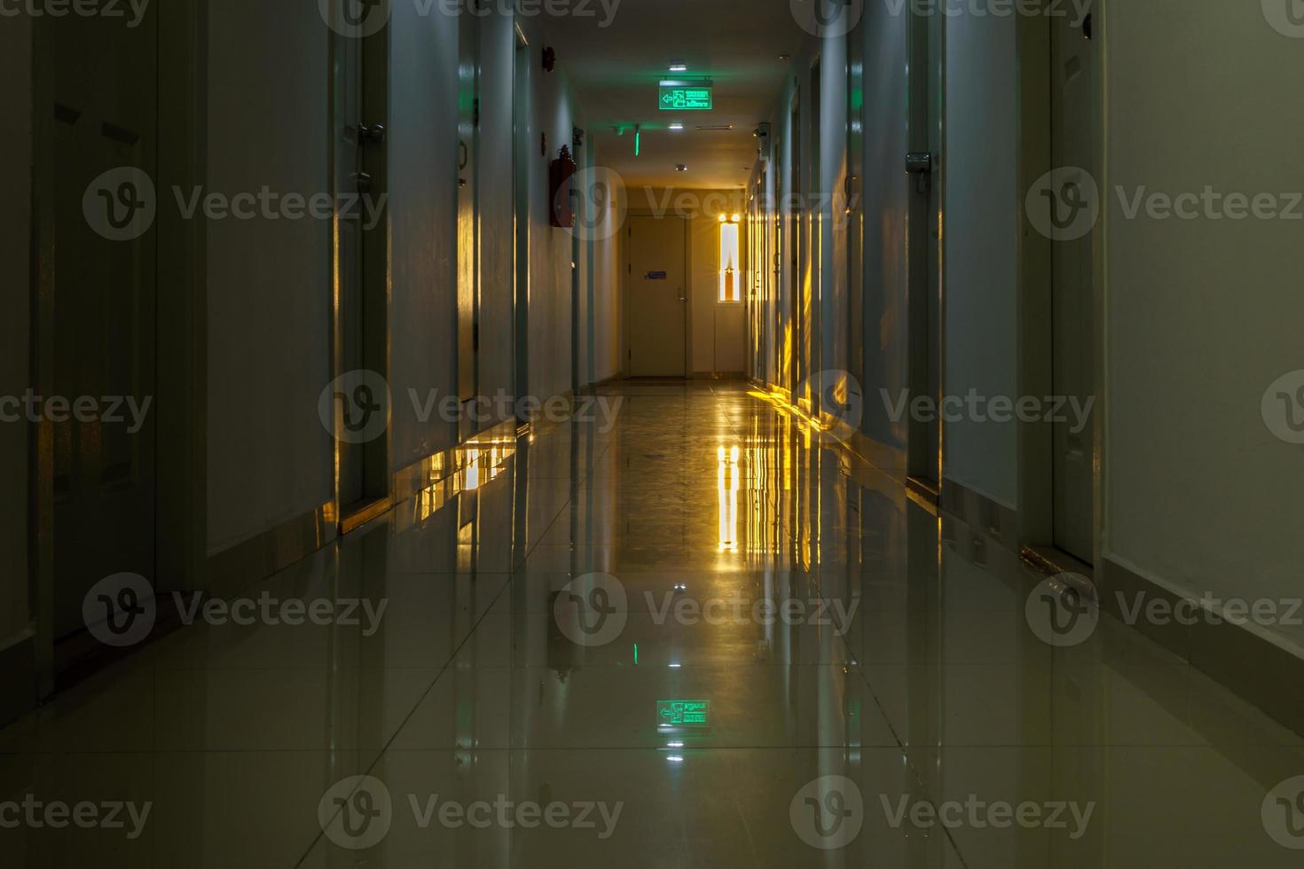 Pasarela en el condominio con iluminación de fondo de luz solar foto