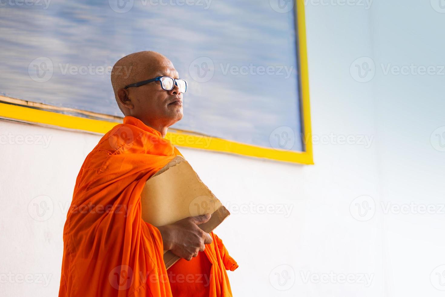 monjes en tailandia con un libro foto