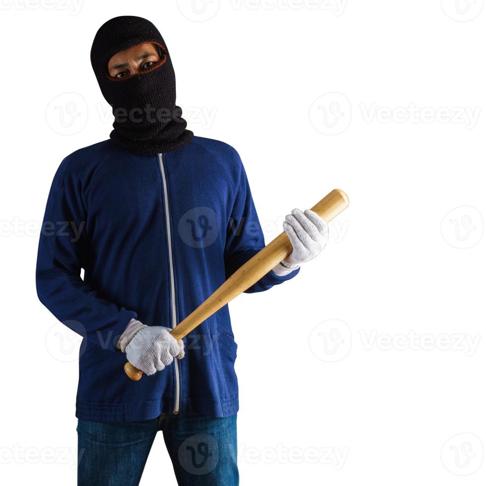 Hombre sujetando un bate de béisbol sobre fondo blanco. foto