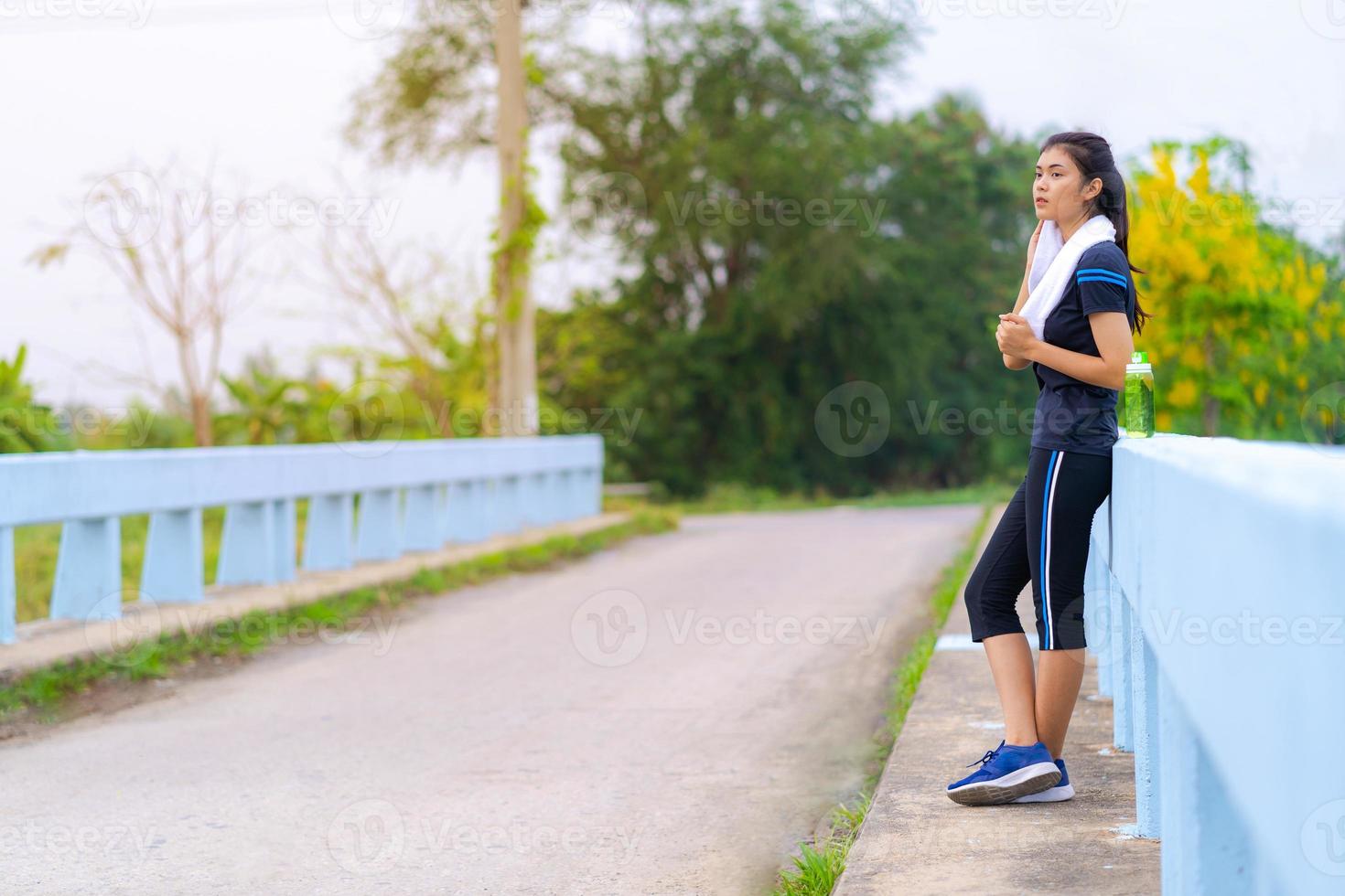 retrato, de, hermoso, niña, en, ropa deportiva, sonriente, durante, ejercicio foto