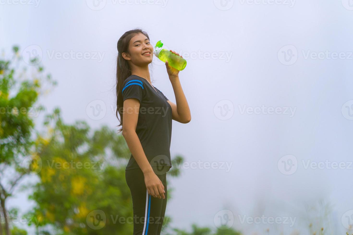 retrato, de, hermoso, niña, en, ropa deportiva, agua potable foto