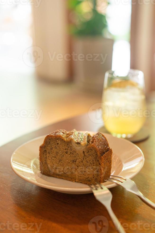 Pastel de plátano en la placa en el restaurante café - punto de enfoque selectivo suave foto