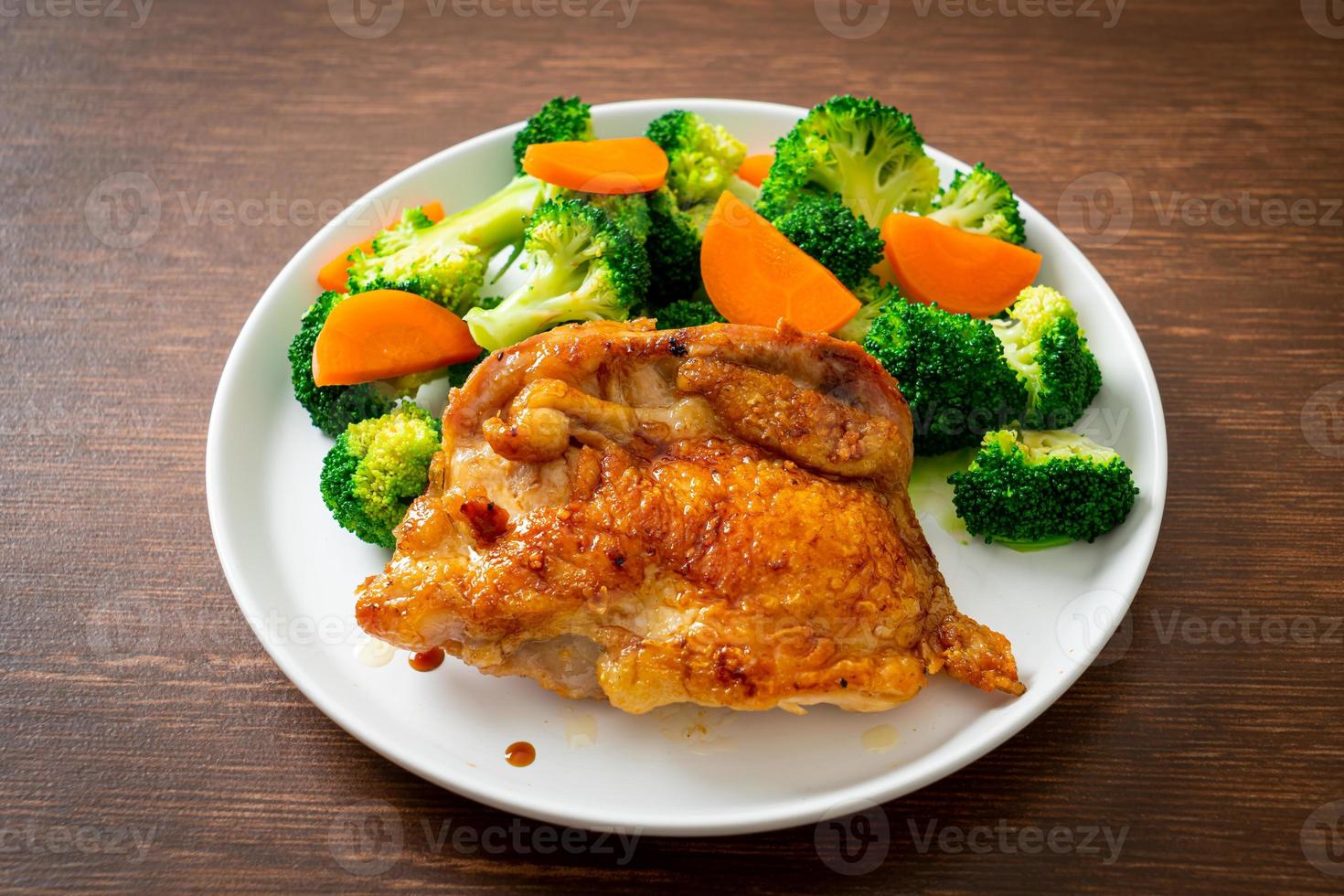 Filete de pollo teriyaki con brócoli y zanahoria foto