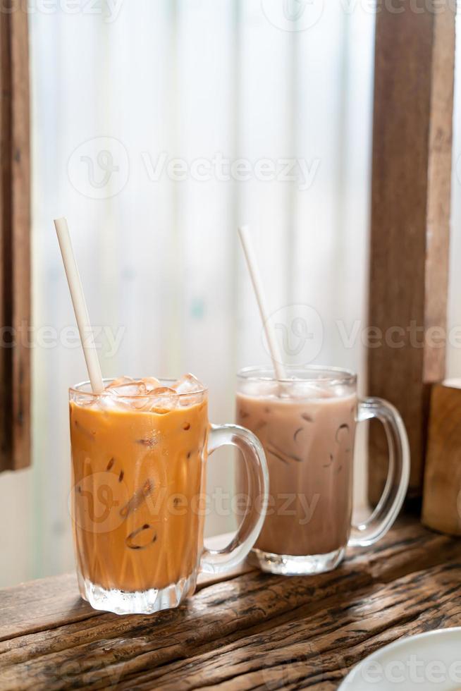 Vaso de té con leche tailandés helado en café restaurante foto