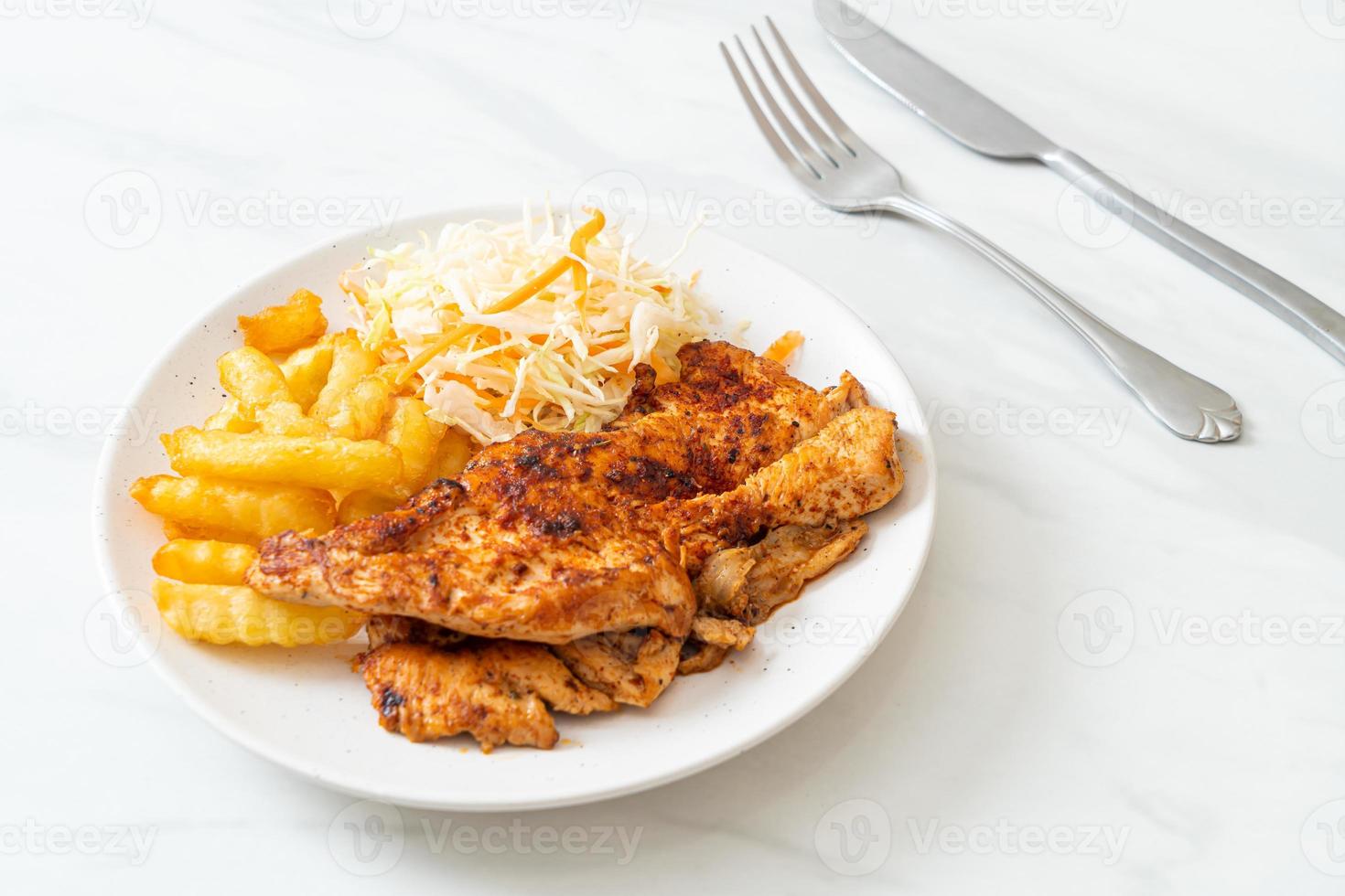 Filete de pollo asado picante a la parrilla con papas fritas foto