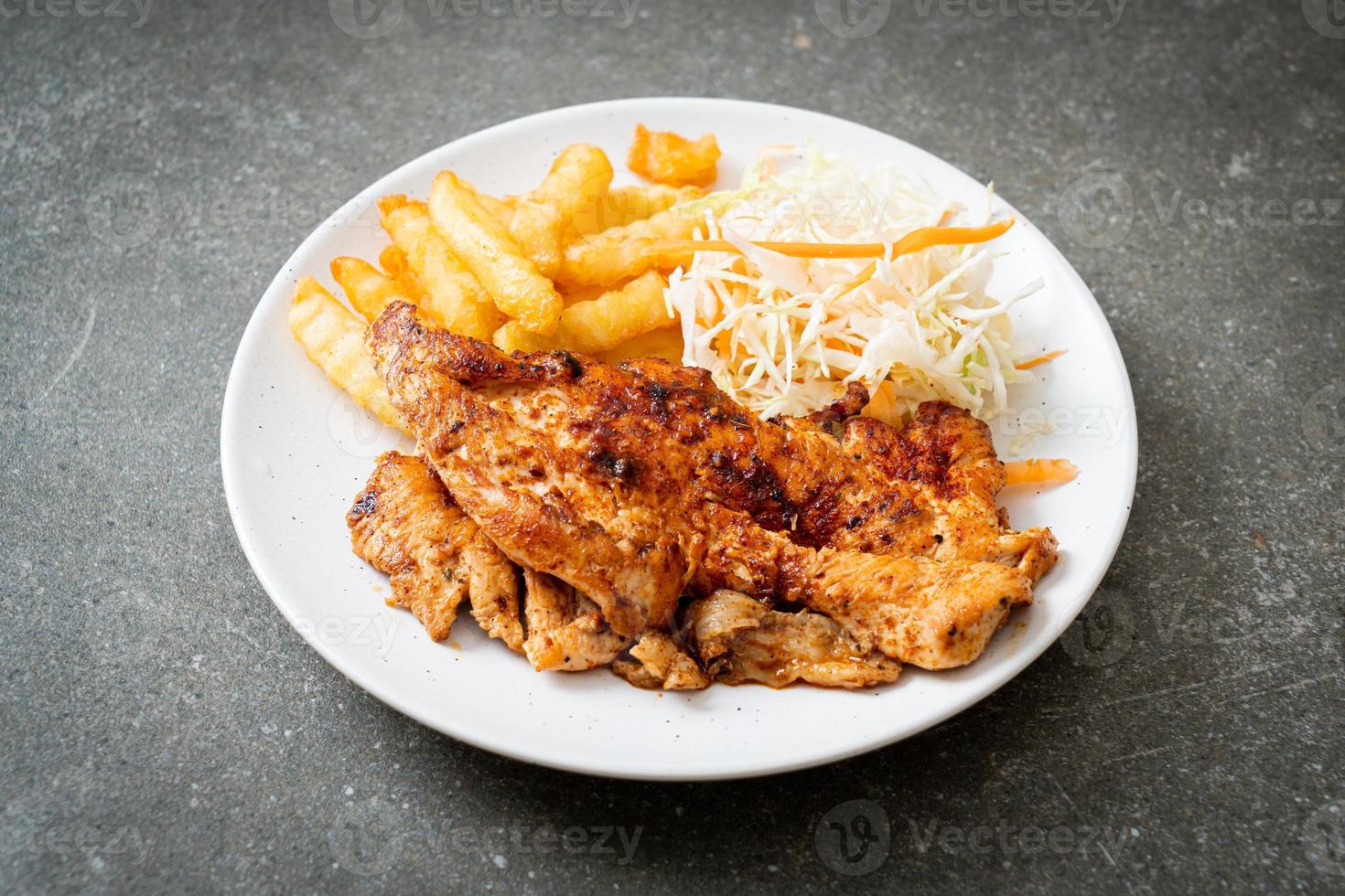 Filete de pollo asado picante a la parrilla con papas fritas foto