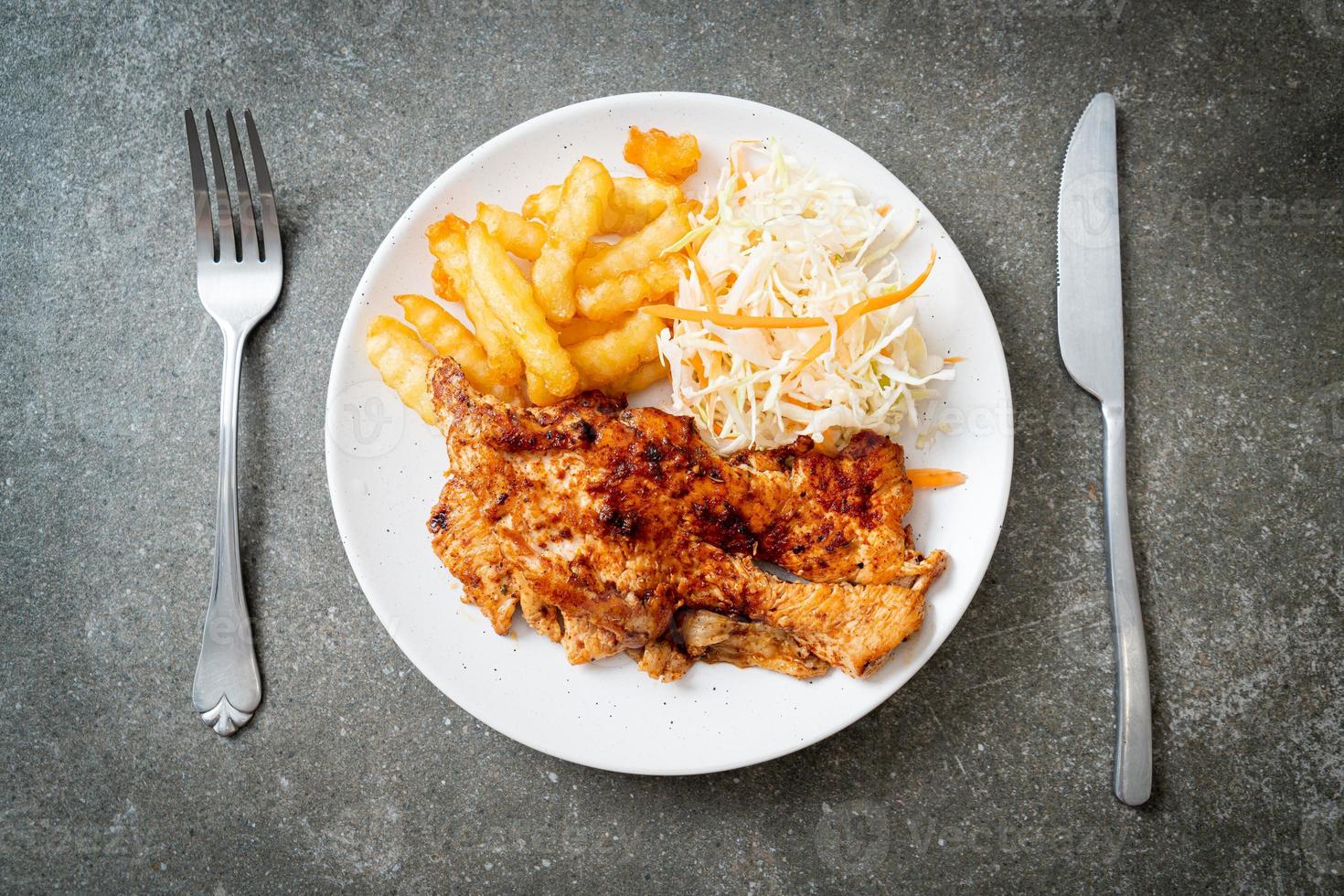 Filete de pollo asado picante a la parrilla con papas fritas foto