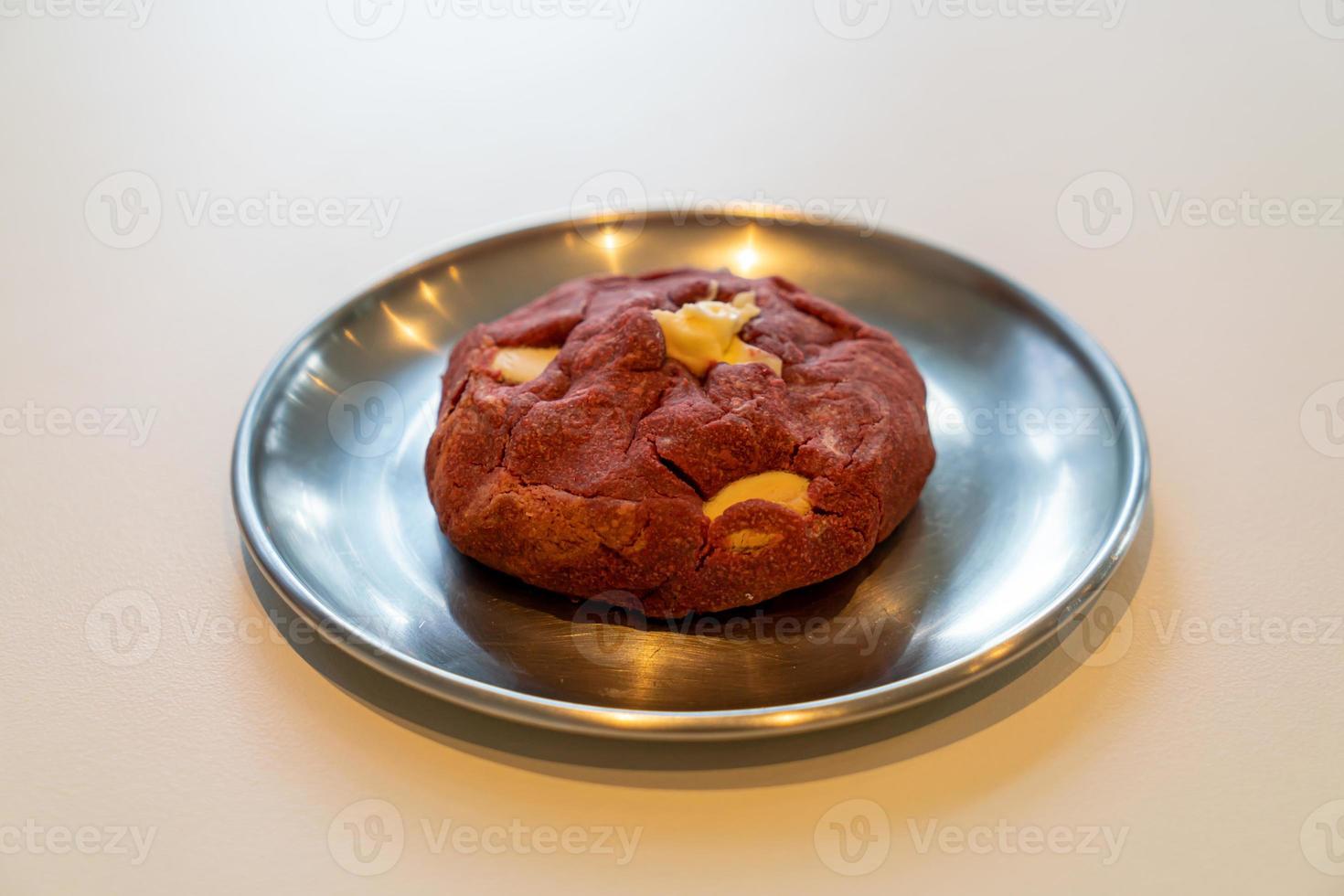 Galleta de terciopelo rojo con nuez de macadamia en placa foto