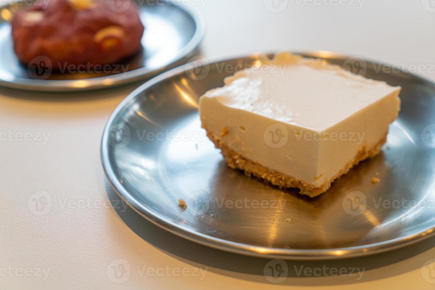 Tarta de queso en la placa en el restaurante cafetería foto