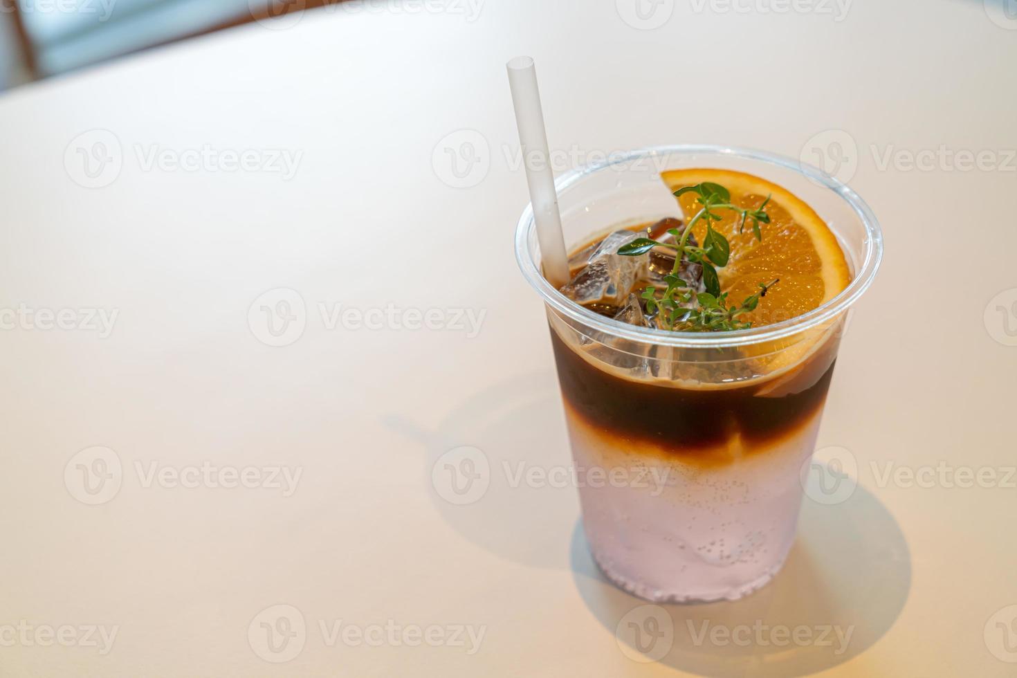 Tónico de café espresso con naranja yuzu en cafetería restaurante foto