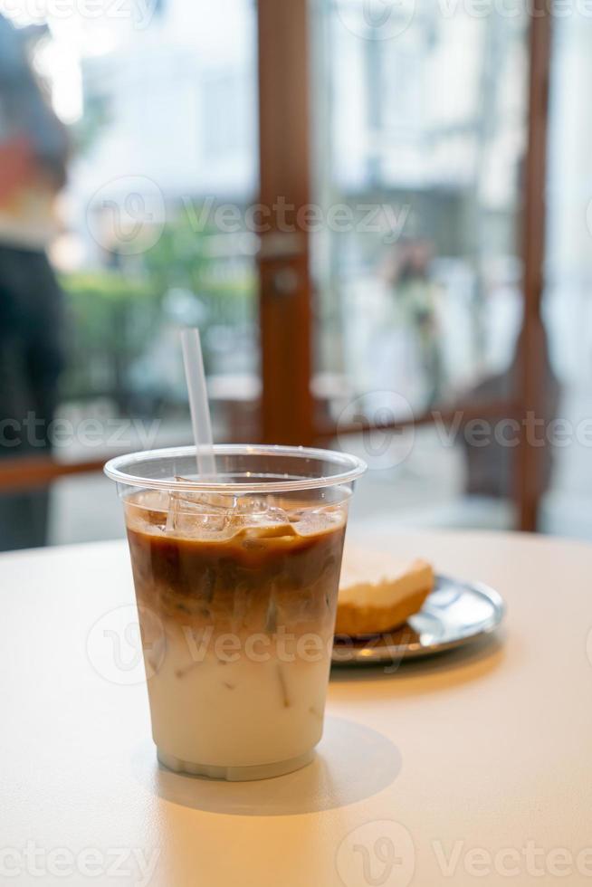 Taza de café con leche helado en la cafetería restaurante foto