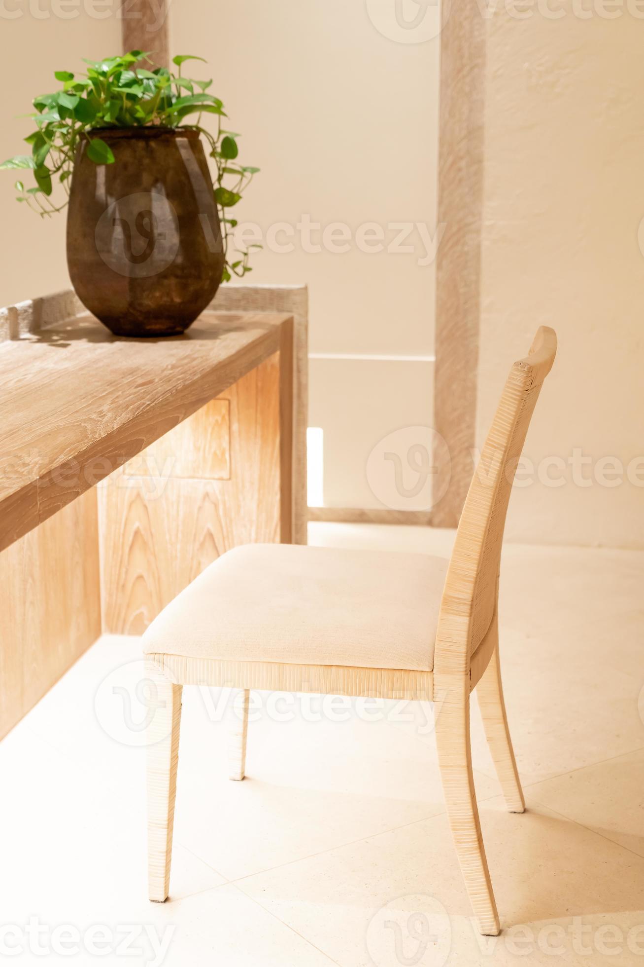 hermosa silla de madera con luz cálida decorar en una habitación foto