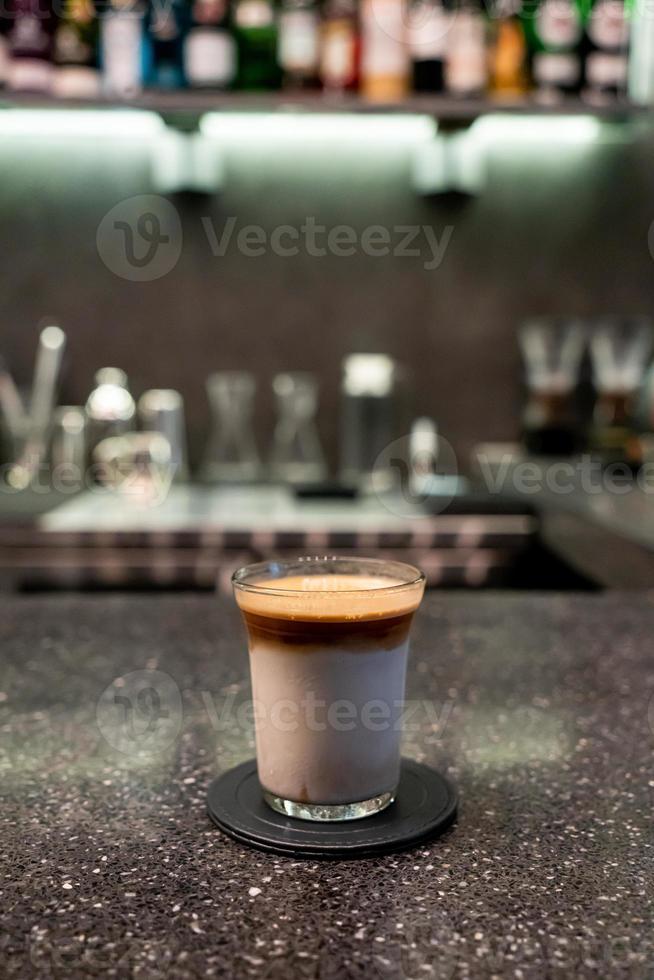 Taza de café sucia, café expreso con leche en el bar cafetería foto