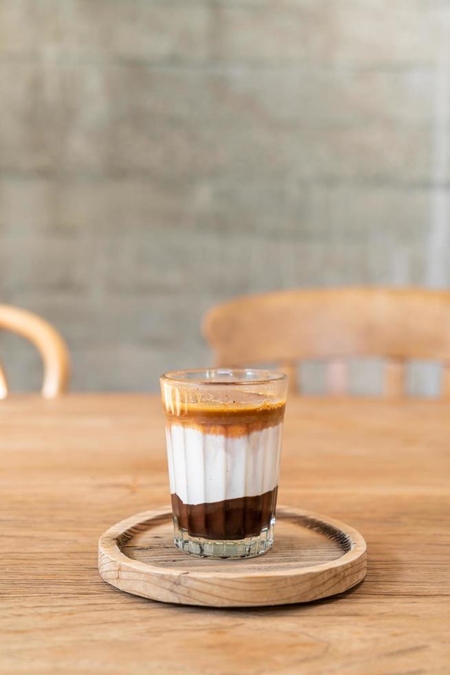 Doble taza de café sucio - café espresso con leche y chocolate en la cafetería cafetería foto
