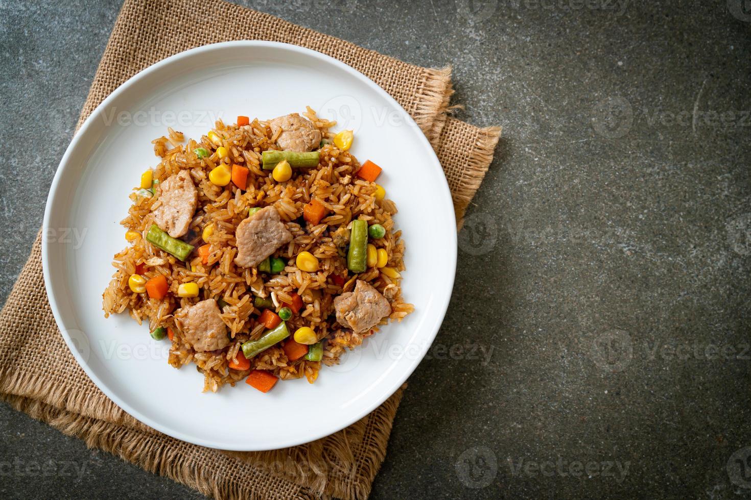 arroz frito con cerdo y verduras foto
