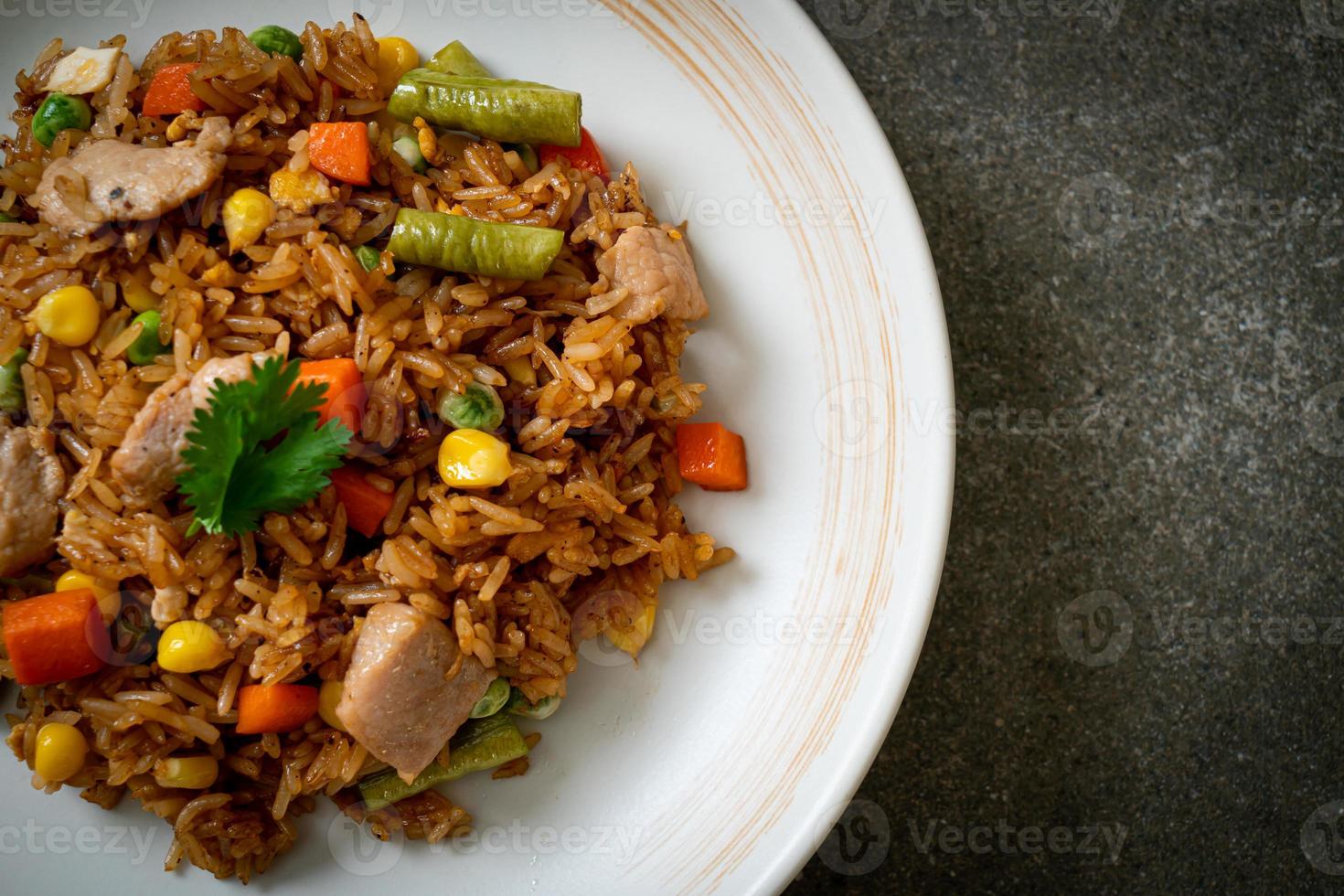 arroz frito con cerdo y verduras foto