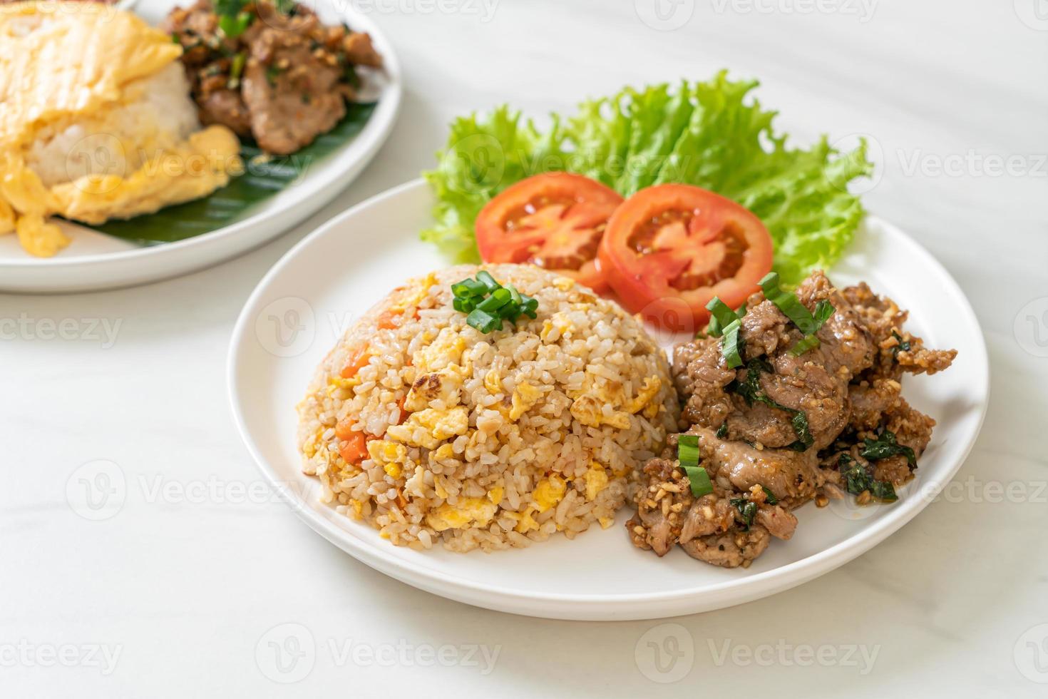 Arroz frito con cerdo a la parrilla - estilo de comida asiática foto