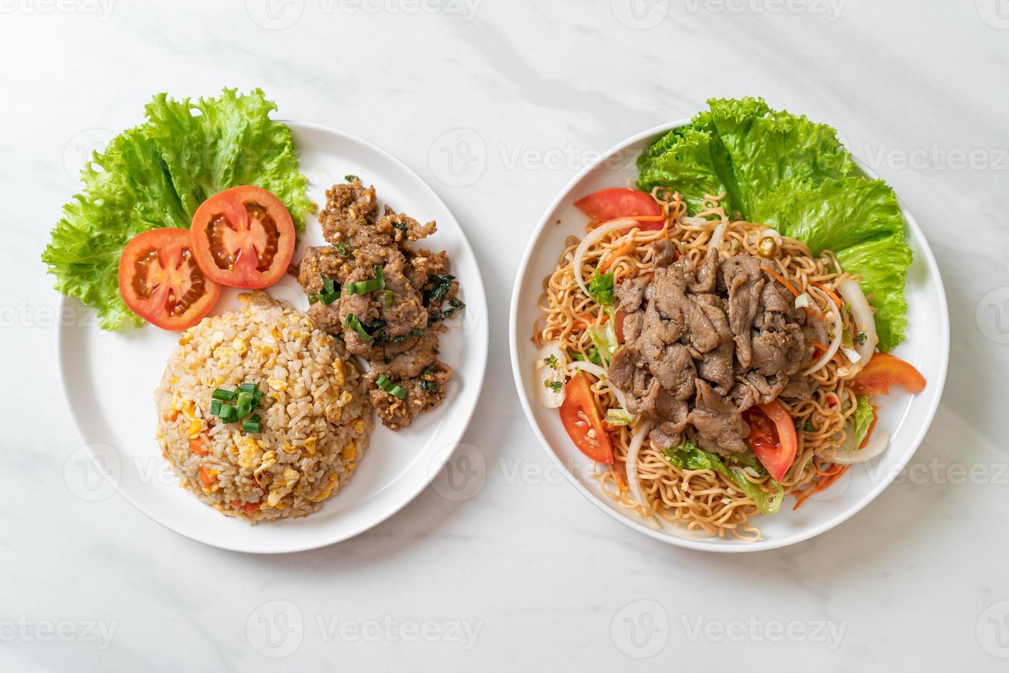 Ensalada picante de fideos instantáneos con cerdo y arroz frito con cerdo a la parrilla - estilo de comida asiática foto