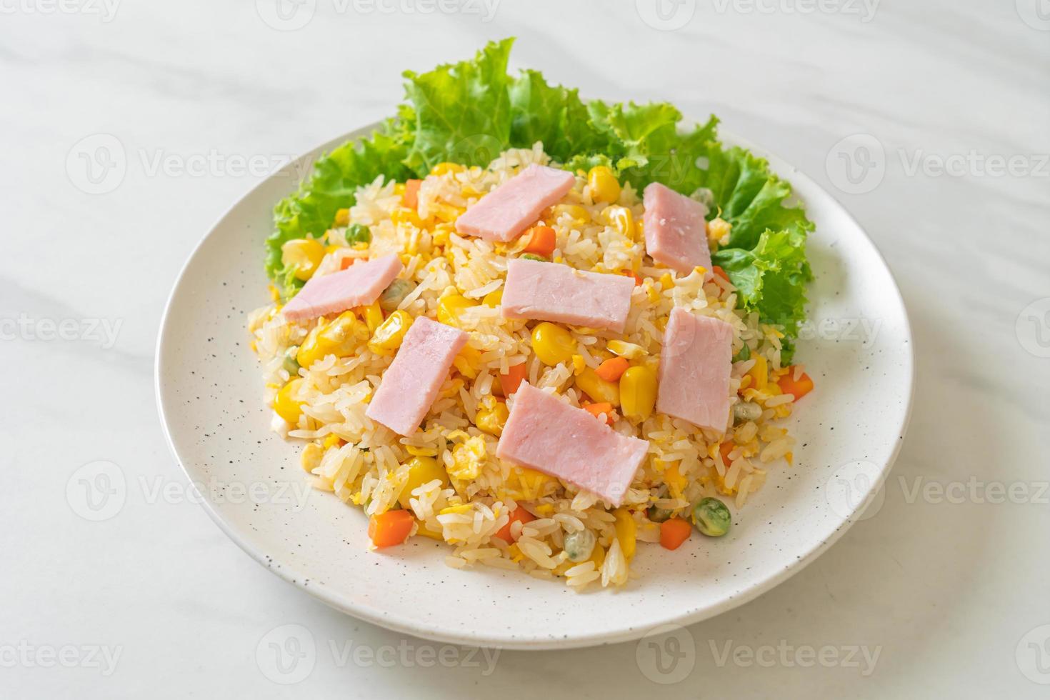 arroz frito casero con jamón y verduras mixtas de zanahoria, judías verdes y maíz foto