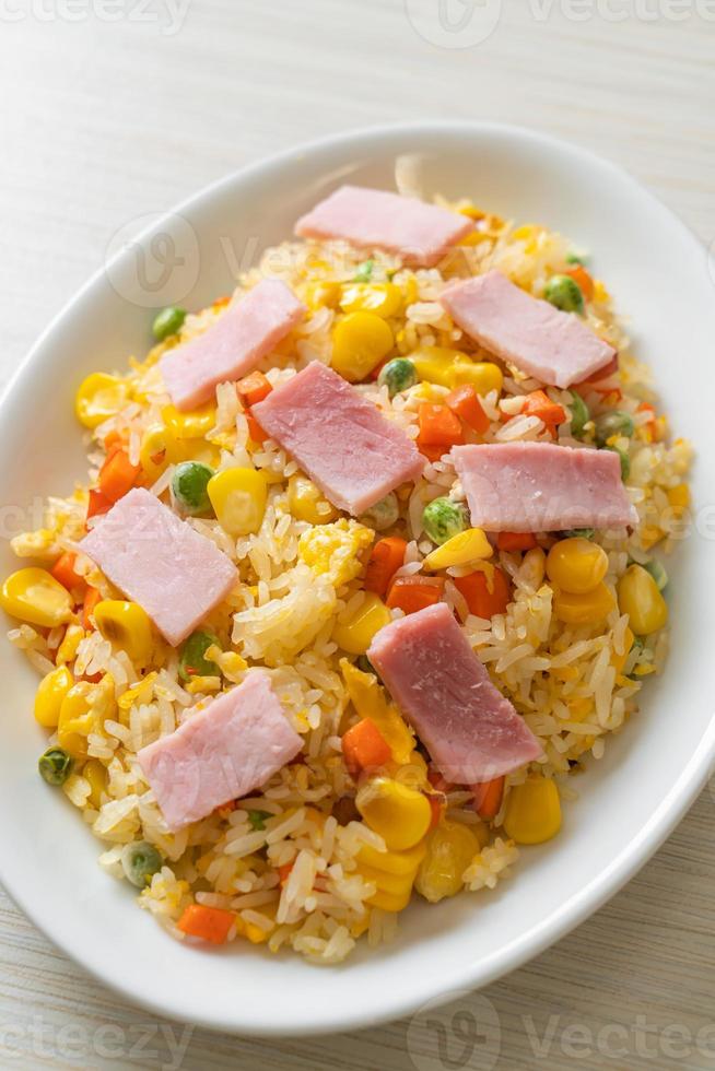 arroz frito casero con jamón y verduras mixtas de zanahoria, judías verdes y maíz foto