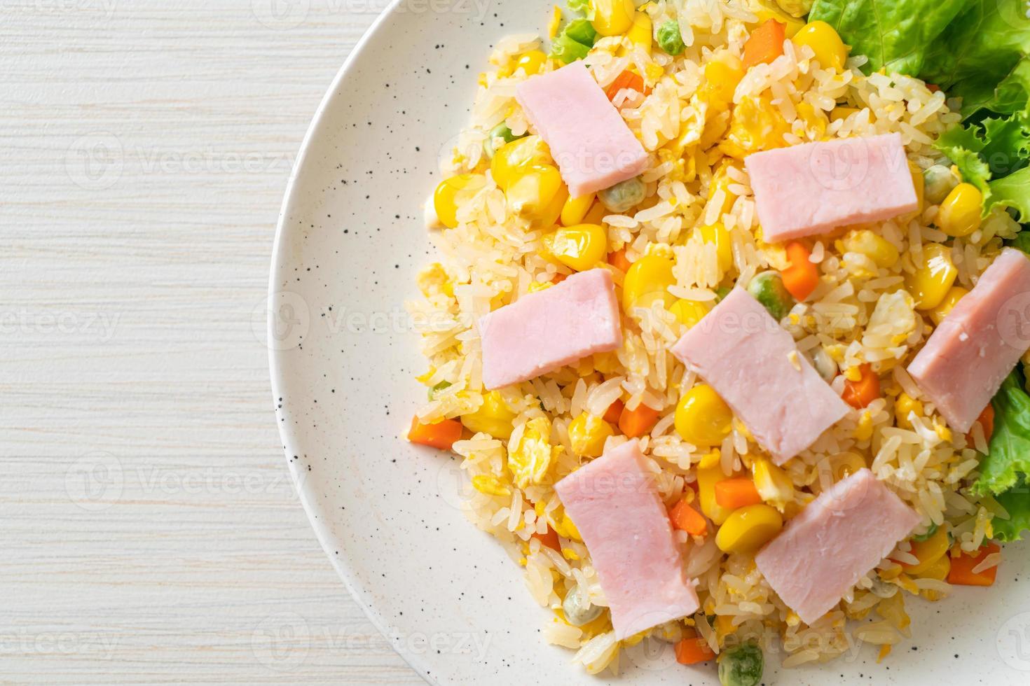 arroz frito casero con jamón y verduras mixtas de zanahoria, judías verdes y maíz foto