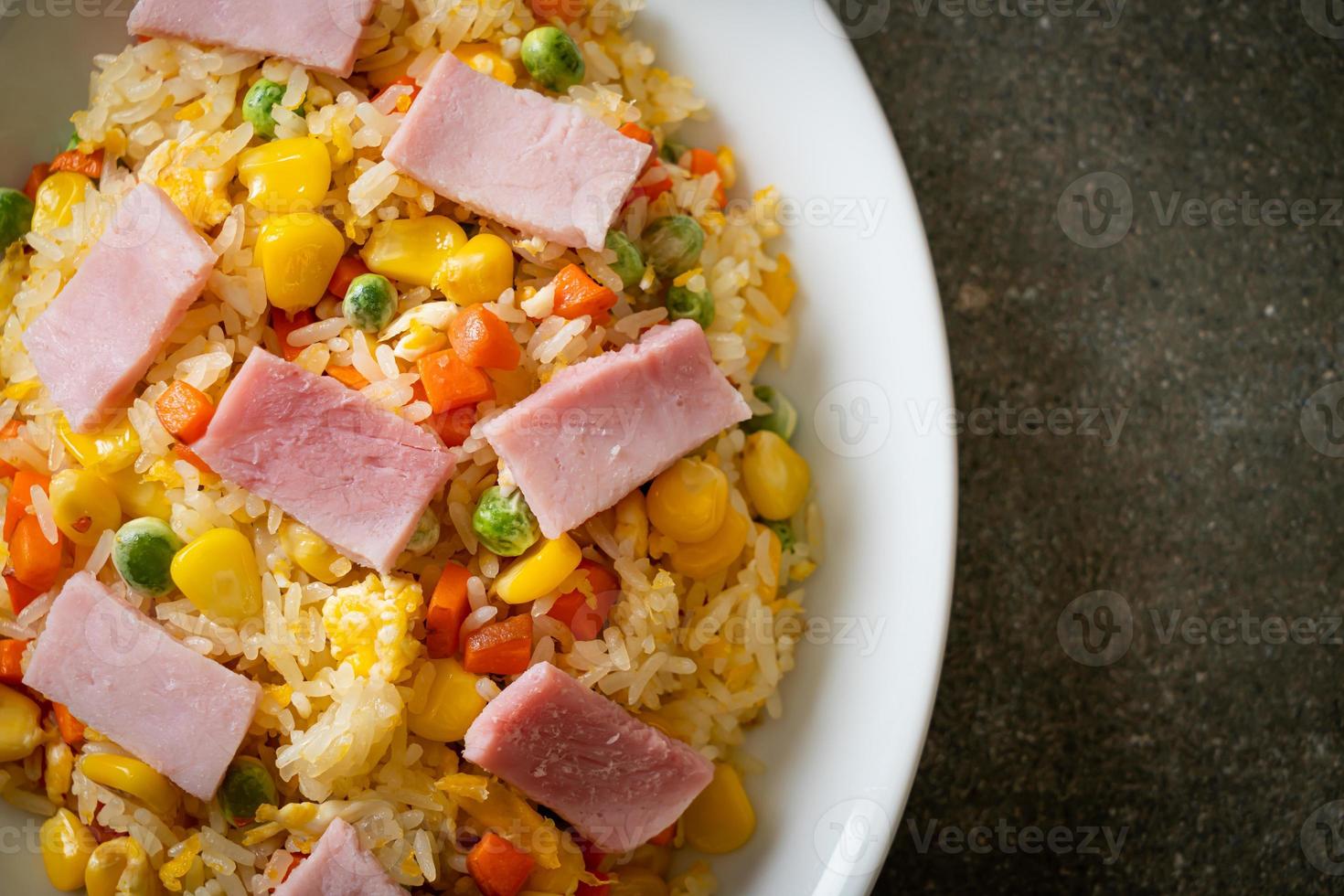 arroz frito casero con jamón y verduras mixtas de zanahoria, judías verdes y maíz foto